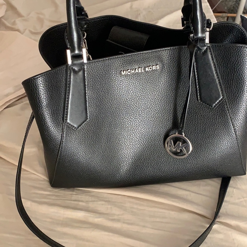 Like new MK purse! - Picture 1 of 3